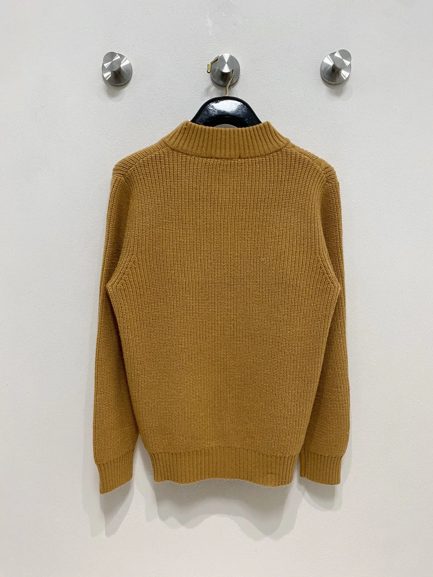 🅿️540 LV autumn and winter classic cardigan sweater, in full condition! ! ! Wool blended fabric, the latest model in 2025, golden ratio! ! Slim-fitting soft gold, versatile and practical item, the combination and practicality are extremely powerful, simple and elegant, and classy! To create your own style, it is highly recommended to buy it in two colors. The standard slim fit tailoring process is suitable for both young and old men. It is knitted from wool and will not cause any discomfort! While keeping warm, it is stylish, textured and wearable, and the classic logo with contrasting colors on the chest feels in place! ! Recommended for regular customers! ! Size M-3XL (maximum wear: 190 pounds)